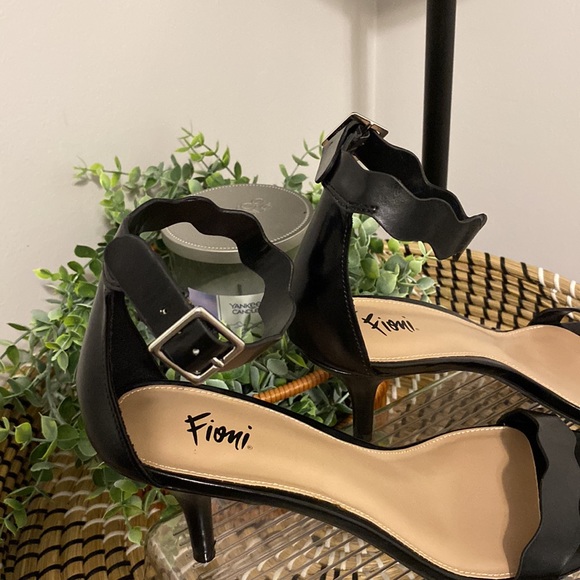 Women’s Black Scalloped Strappy Heels, Size 8.5, NWOT, never worn.  No defects - Picture 4 of 11